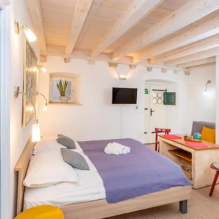 Apartment Rafael & Old Town By Duhomes