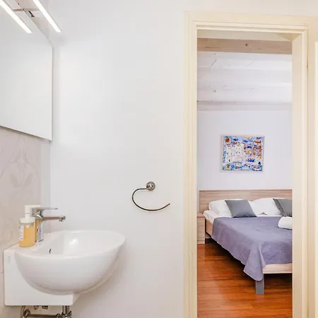 Apartment Rafael & Old Town By Duhomes