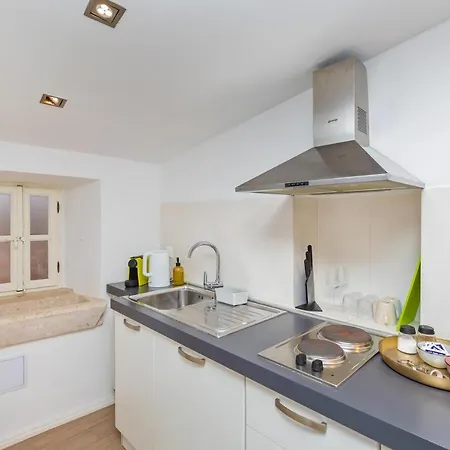 Apartment Rafael & Old Town By Duhomes
